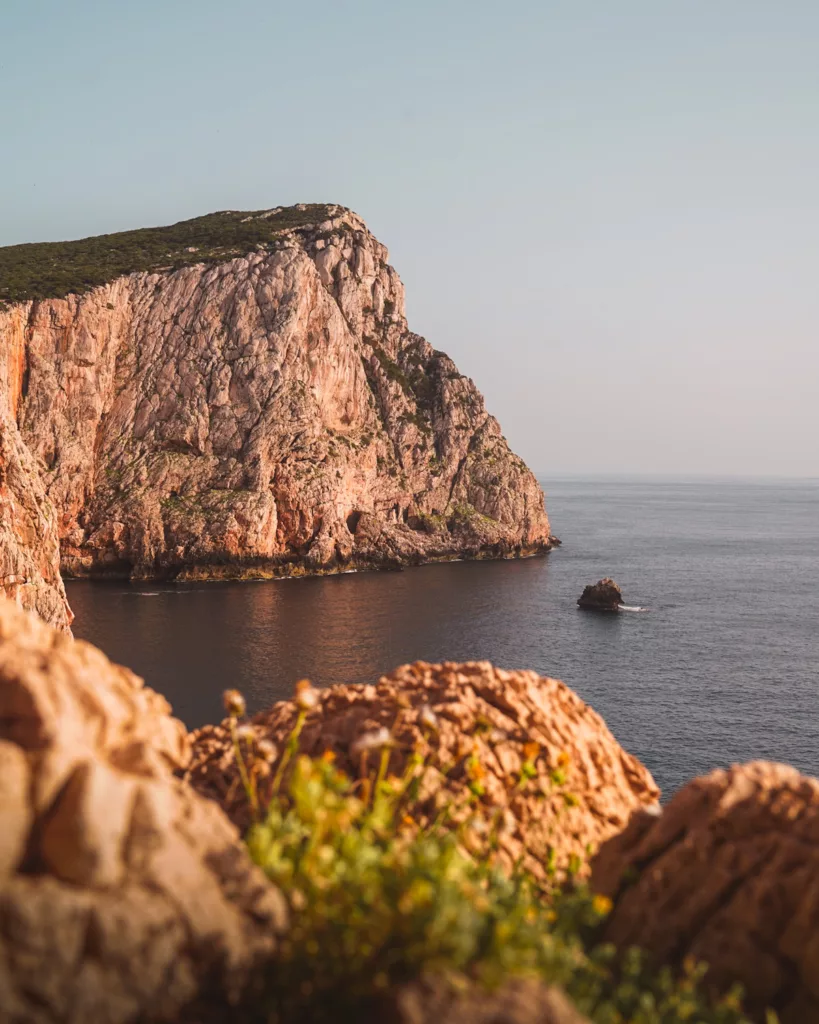 Falaise d'escalade de Casarotto à Capo Caccia au coucher du soleil en Sardaigne, Italie.