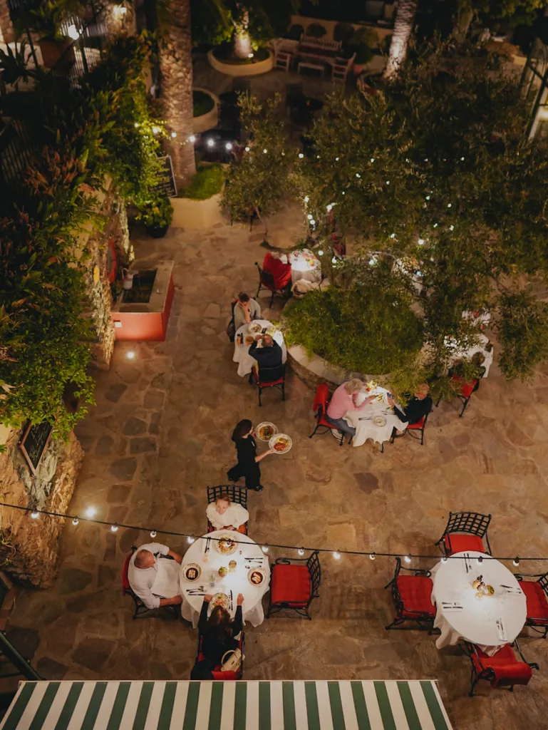 Restaurant de l'hôtel Castel Brando à Erbalunga, cuisine inspirée de la gastronomie corse, meilleures adresses de restaurant proche de Bastia en Corse dans le Cap Corse.