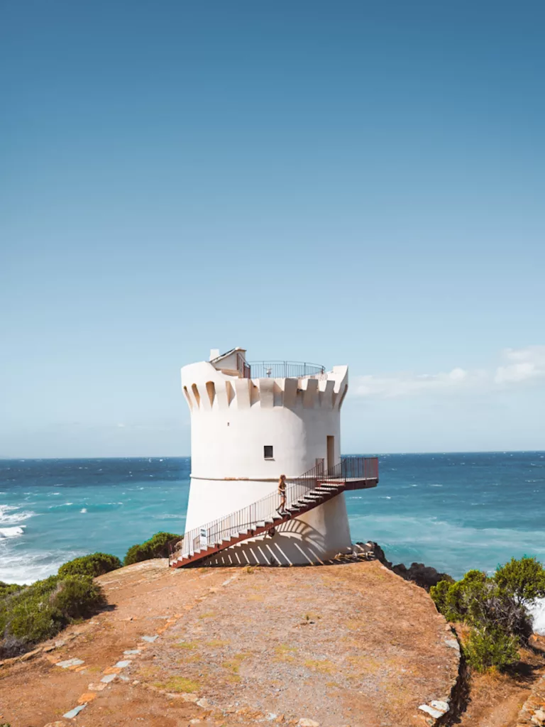 Visite du Cap Corse, tour génoise de la plage d'Albo à l'ouest du cap Corse.