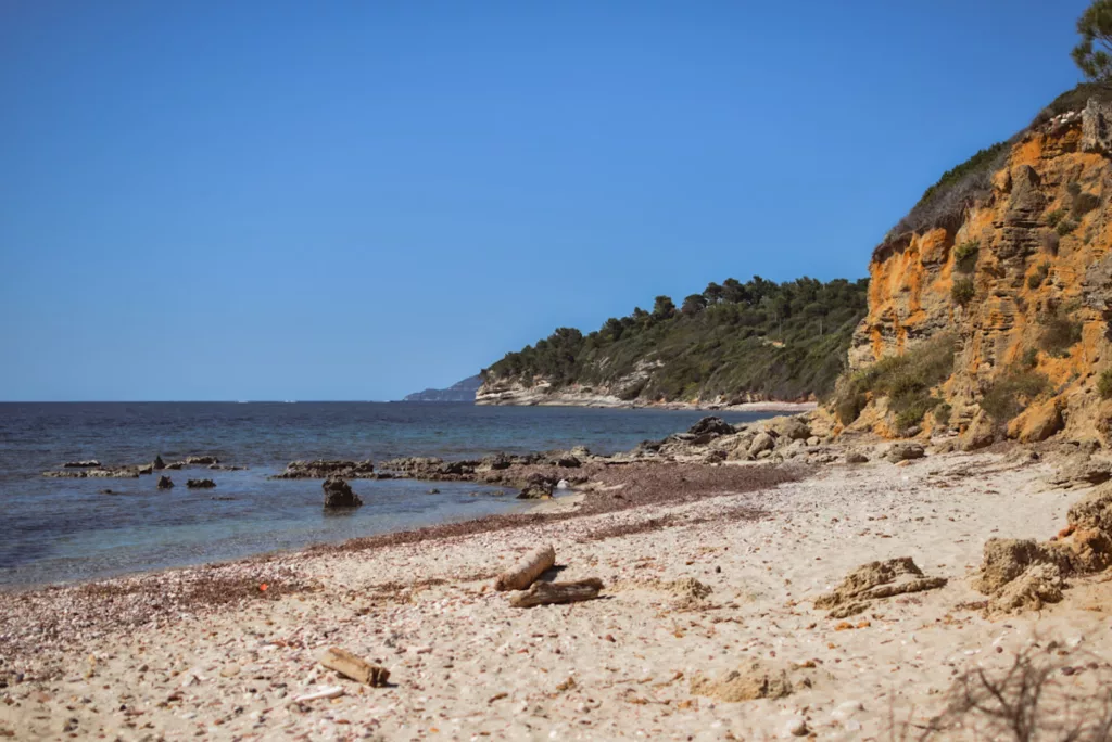 Plage sur le sentier du littoral ou sentier du douanier en Corse entre Patrimonio et Saint-Florent.