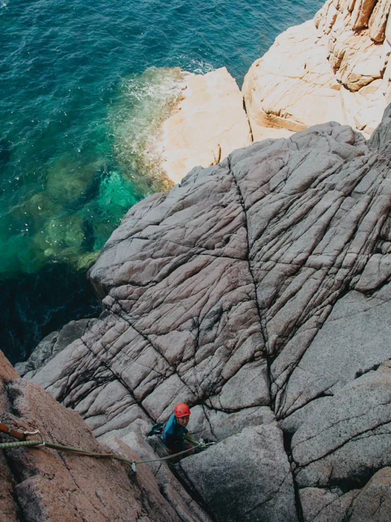 Grande voie en Corse : l'Ambata di Melu à Porto, vue sur la mer depuis la première longeur.