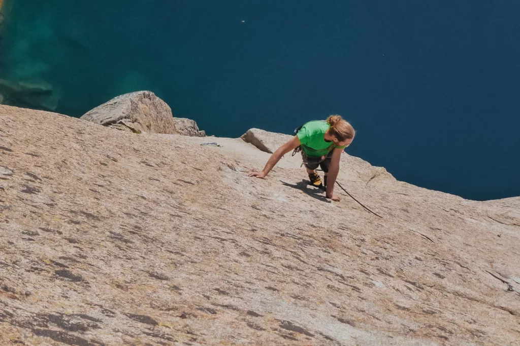 Grimpeur sur le granit d'une des plus belles grandes voies de Corse dans le centre de Corse au dessus du lac de Capitello.