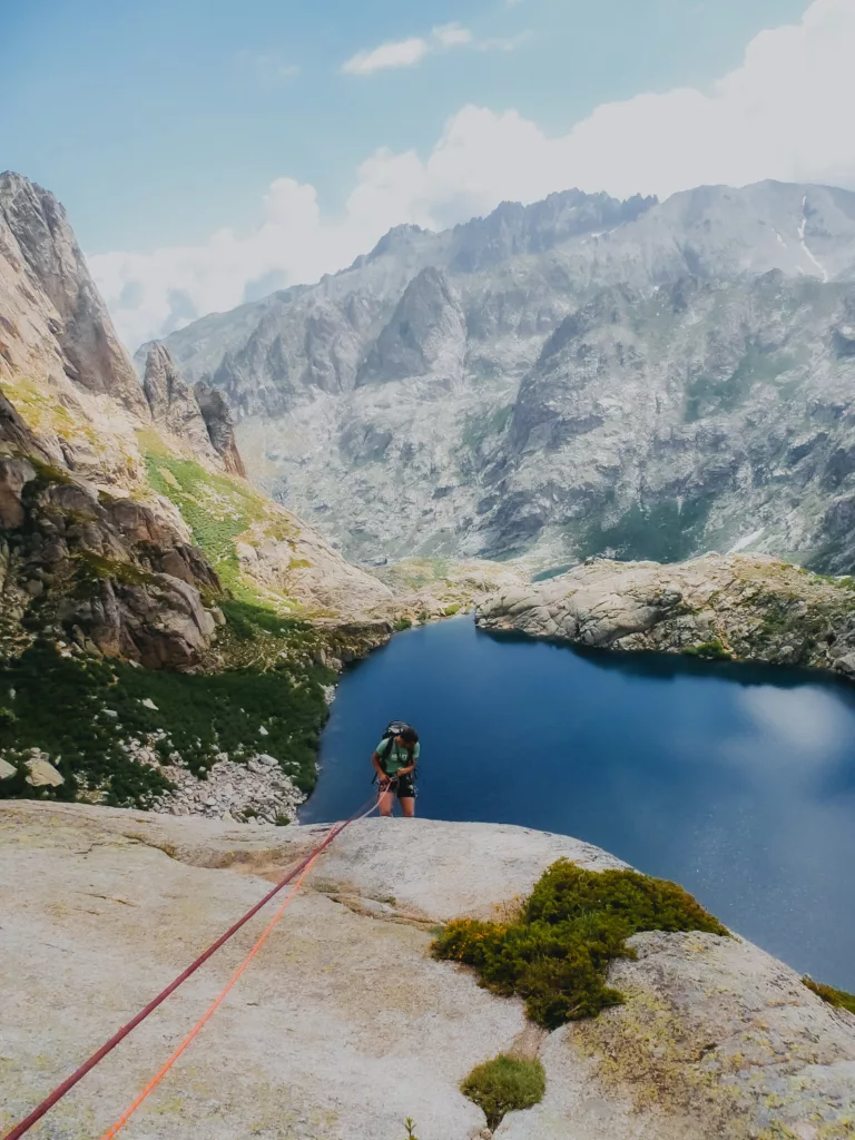 Grimpeur dans une grande voie proche de Corte au lac de Capitello en haute-Corse.