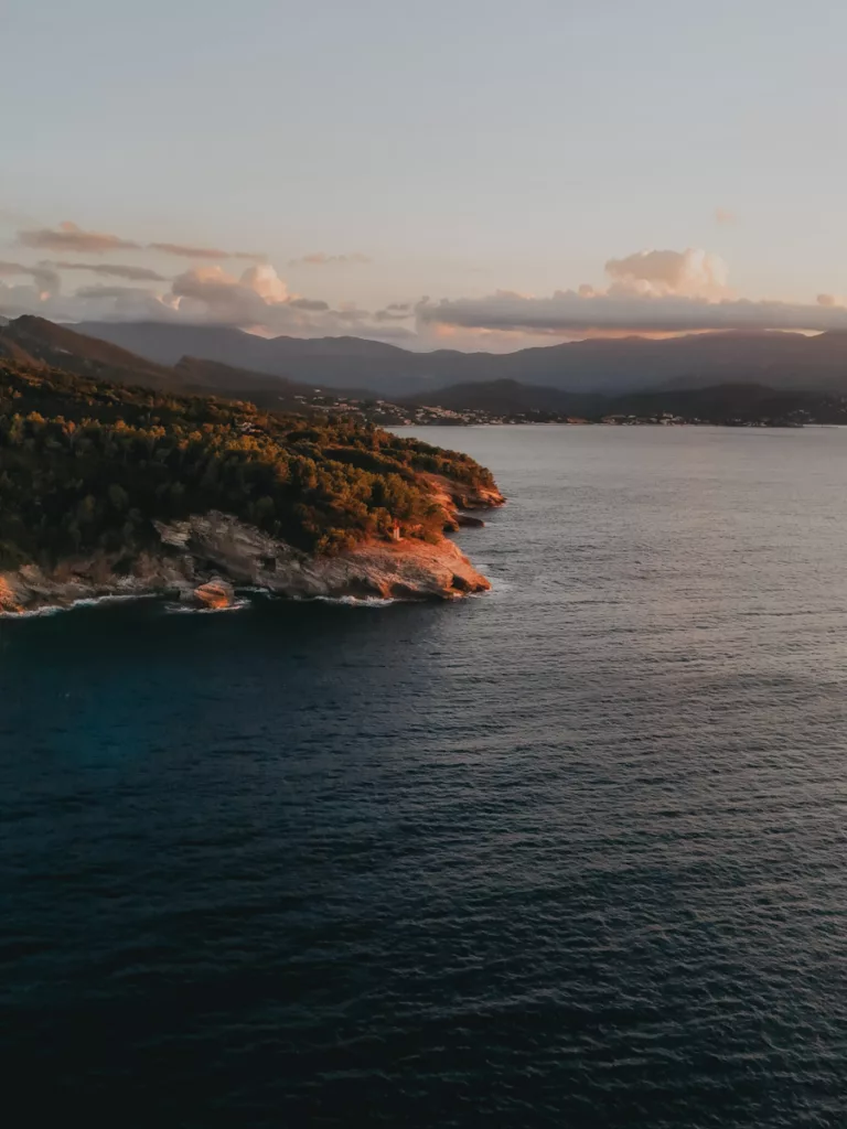 Littoral de Patrimonio à côté de Saint-Florent en Corse. Vue sur la baie de Saint-Florent au coucher au soleil.