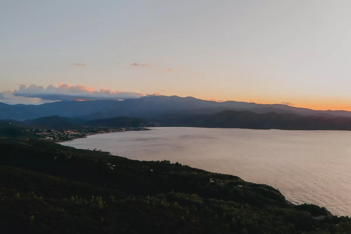 Baie de Saint-Florent vue depuis la côte du village de Patrimonio en Haute-Corse proche de Bastia au coucher du soleil.