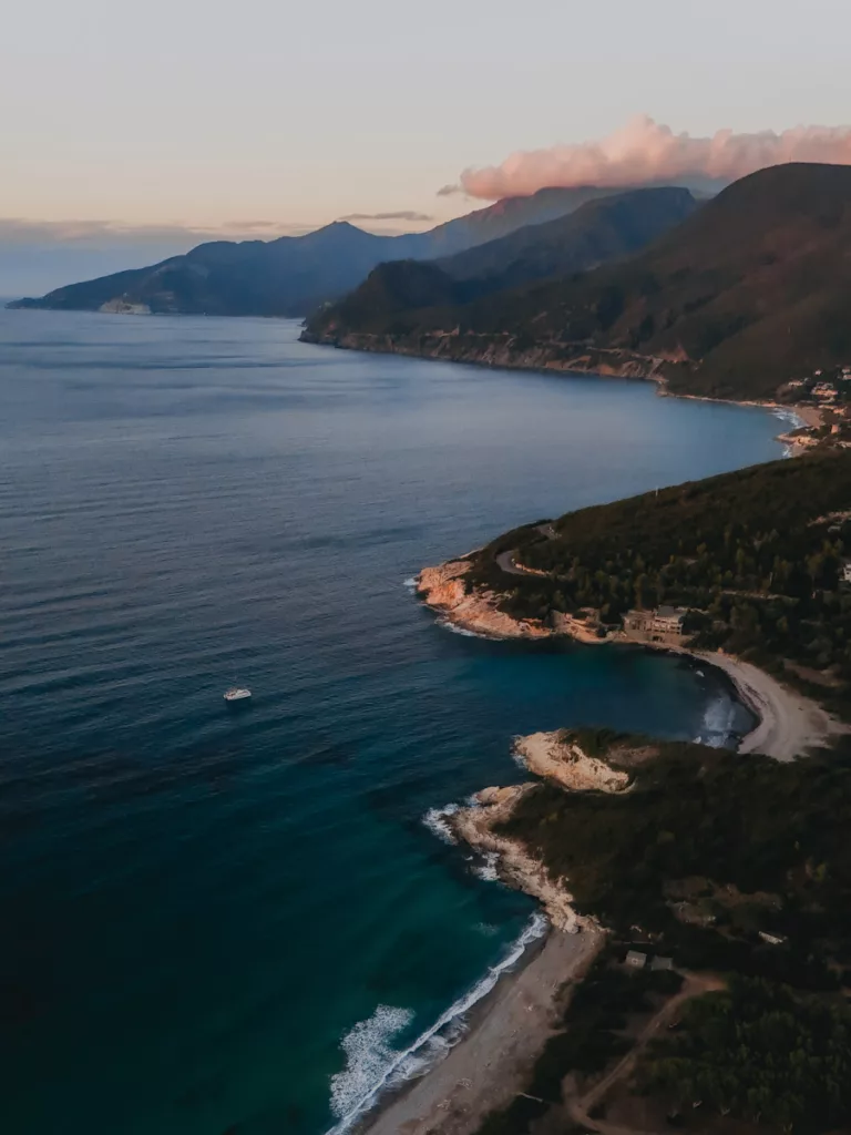 Plage de Campo Magiore (Catarelli) vue sur le Cap Corse au coucher du soleil depuis la plage de Patrimonio proche de Saint-Florent et Bastia.