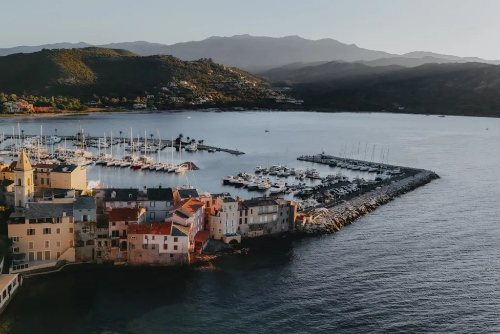 Vue du village de Saint-Florent en Corse au coucher du soleil.