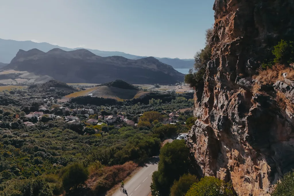 Falaise d'escalade en Haute-Corse : A Tozza, secteur de grimpe sur du Cipolin, grimpe magnifique en Corse proche de Bastia et du Cap Corse.