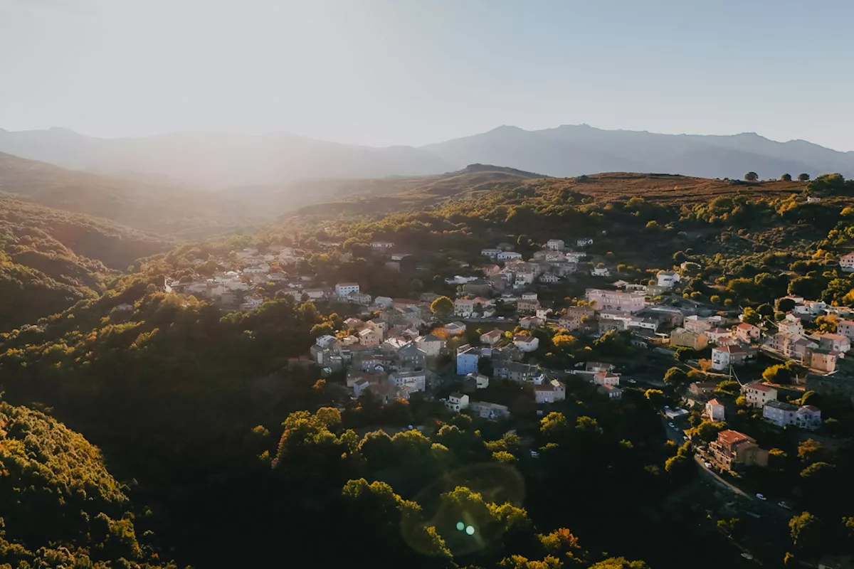 Le village de Murato vue du ciel (drone) au coucher du soleil en Corse. Visite de la région du Nebbiu (haute-corse).