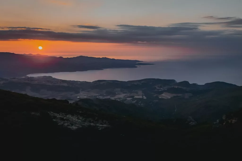 Coucher de soleil depuis les falaises U Pignu au col de Teghime en Haute-Corse proche de Bastia.