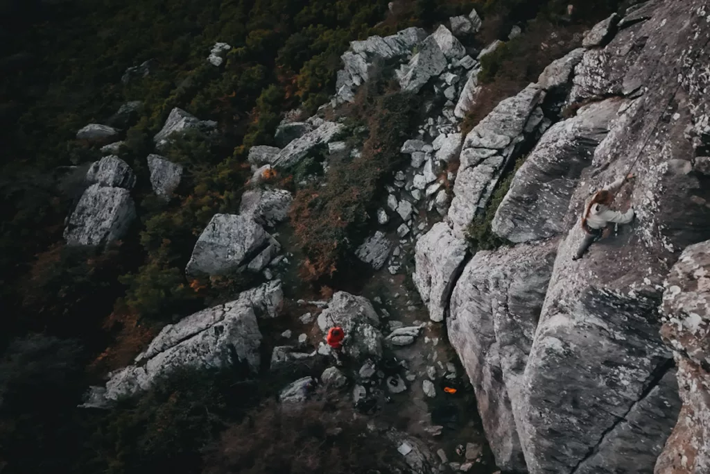 Grimpeuse sur une falaise de haute-Corse (U Pignu, les Antennes) proche de Bastia et Saint-Florent. Guide d'escalade Corse.