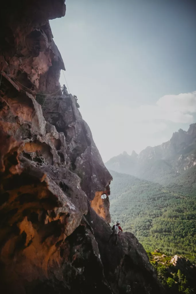 Escalade en grande voie en Corse, voie U Haddad vue sur les aiguilles de Bavella.