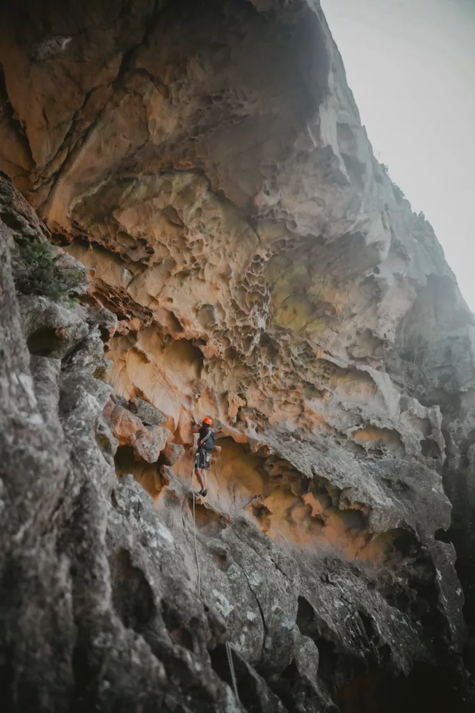 Grande voie U Haddad à Bavella en Corse, grimpeur dans les Taffoni.