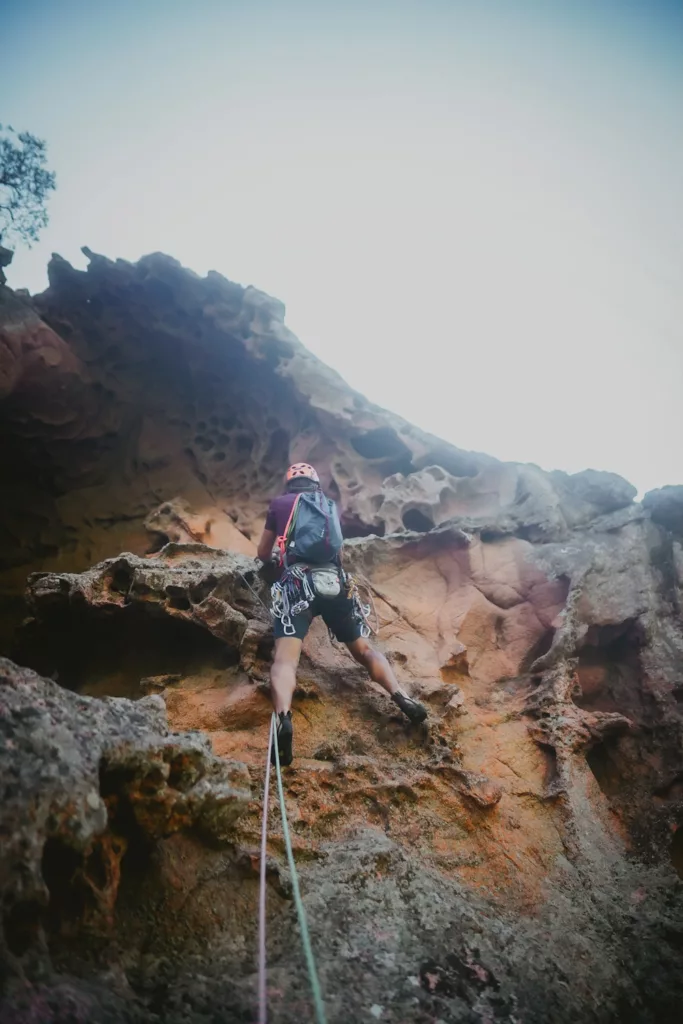 Grande voie U Haddad à Bavella en Corse, grimpeur dans les Taffoni.