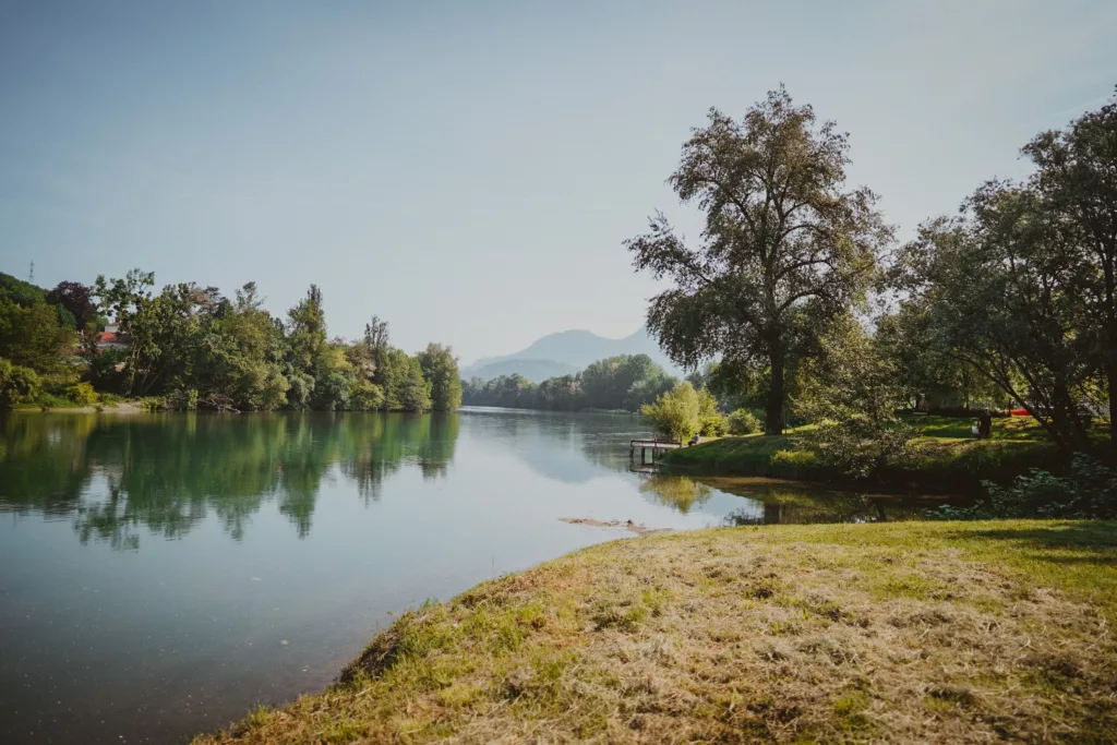 Vue depuis le parking de la randonnée sur les berges du Rhône à Yenne en Savoie.