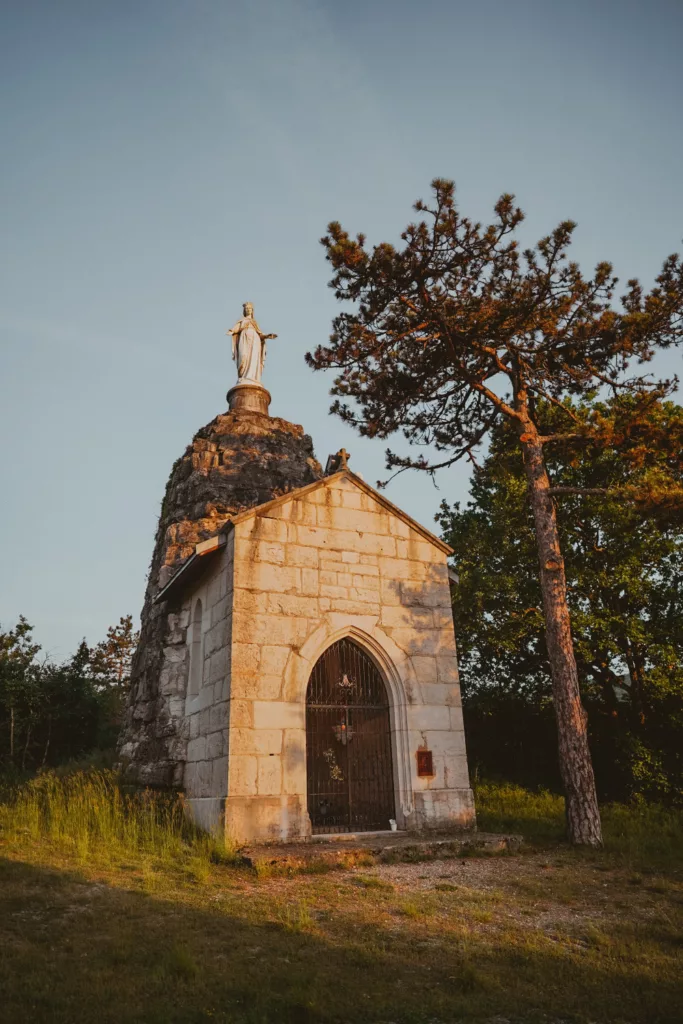 Chapelle Notre Dame de la Montagne à Yenne en Savoie au lever du soleil.