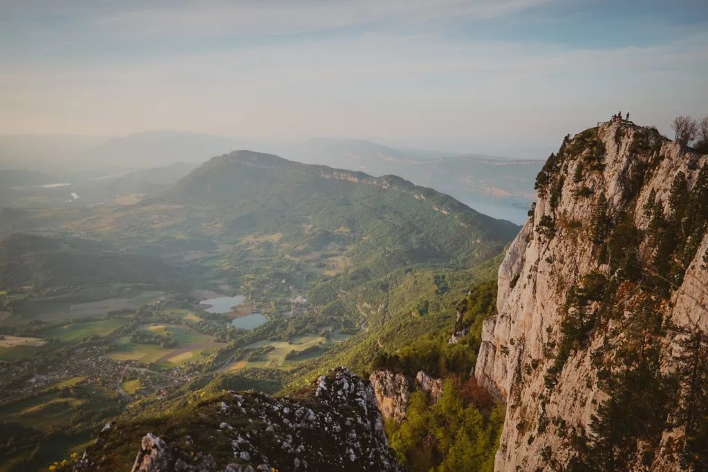 Paysage vu depuis la Dent du Chat en Savoie au coucher du Soleil, randonnée proche de Chambéry.