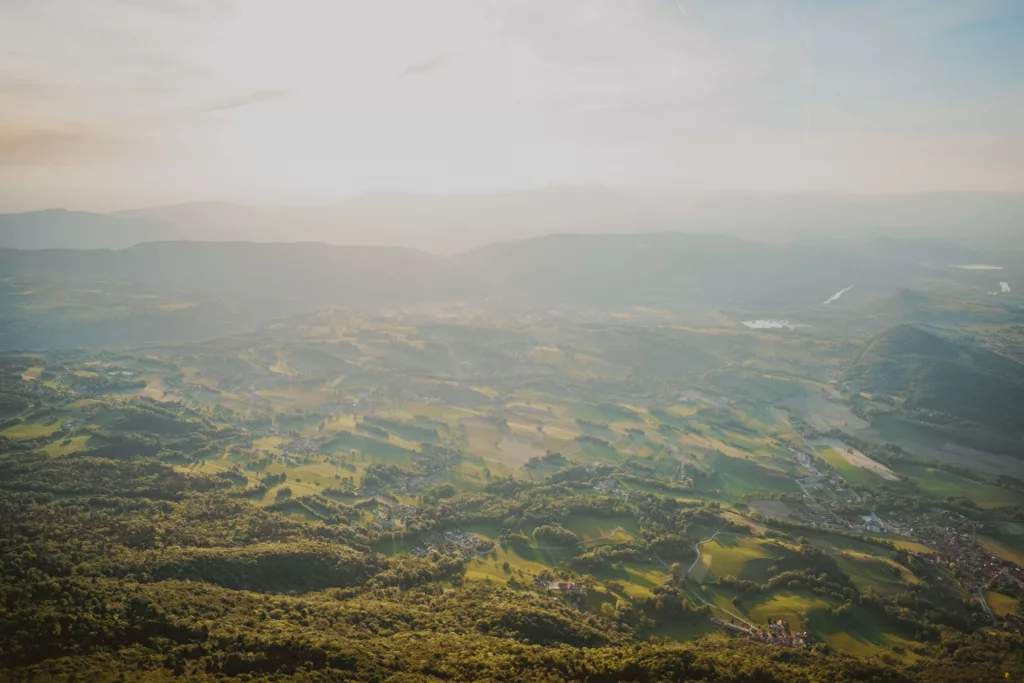 Paysage vu depuis la Dent du Chat en Savoie au coucher du Soleil, randonnée proche de Chambéry.