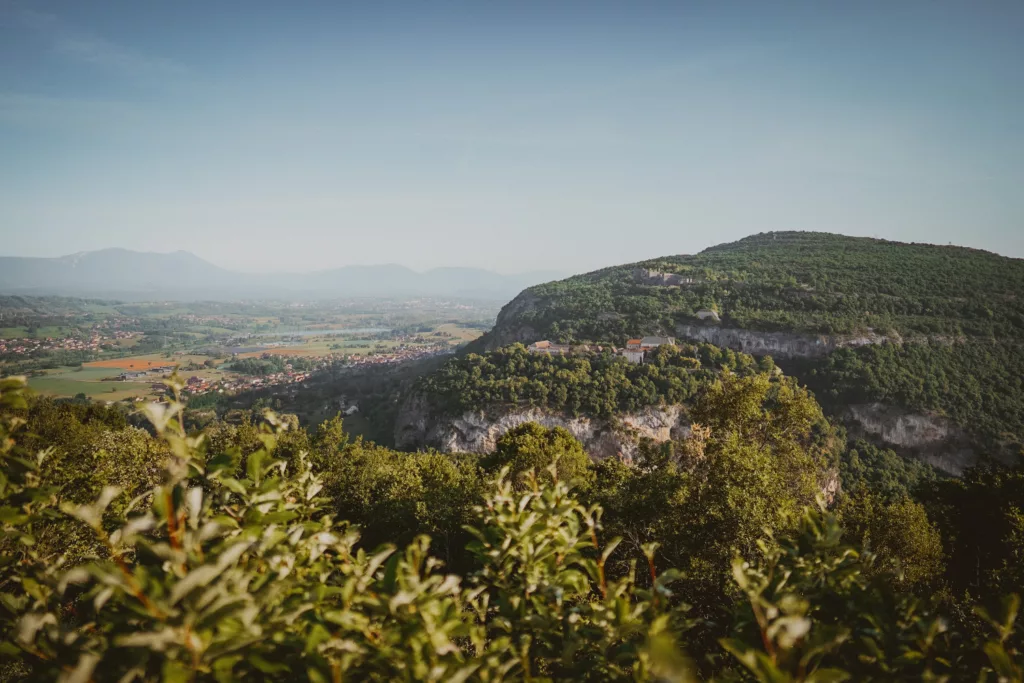 Vue sur le département de l'Ain depuis la randonnée à Yenne.