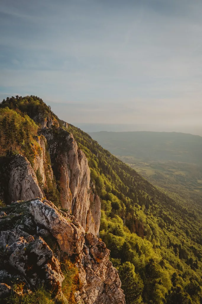 Paysage vu depuis la Dent du Chat en Savoie au coucher du Soleil, randonnée proche de Chambéry.