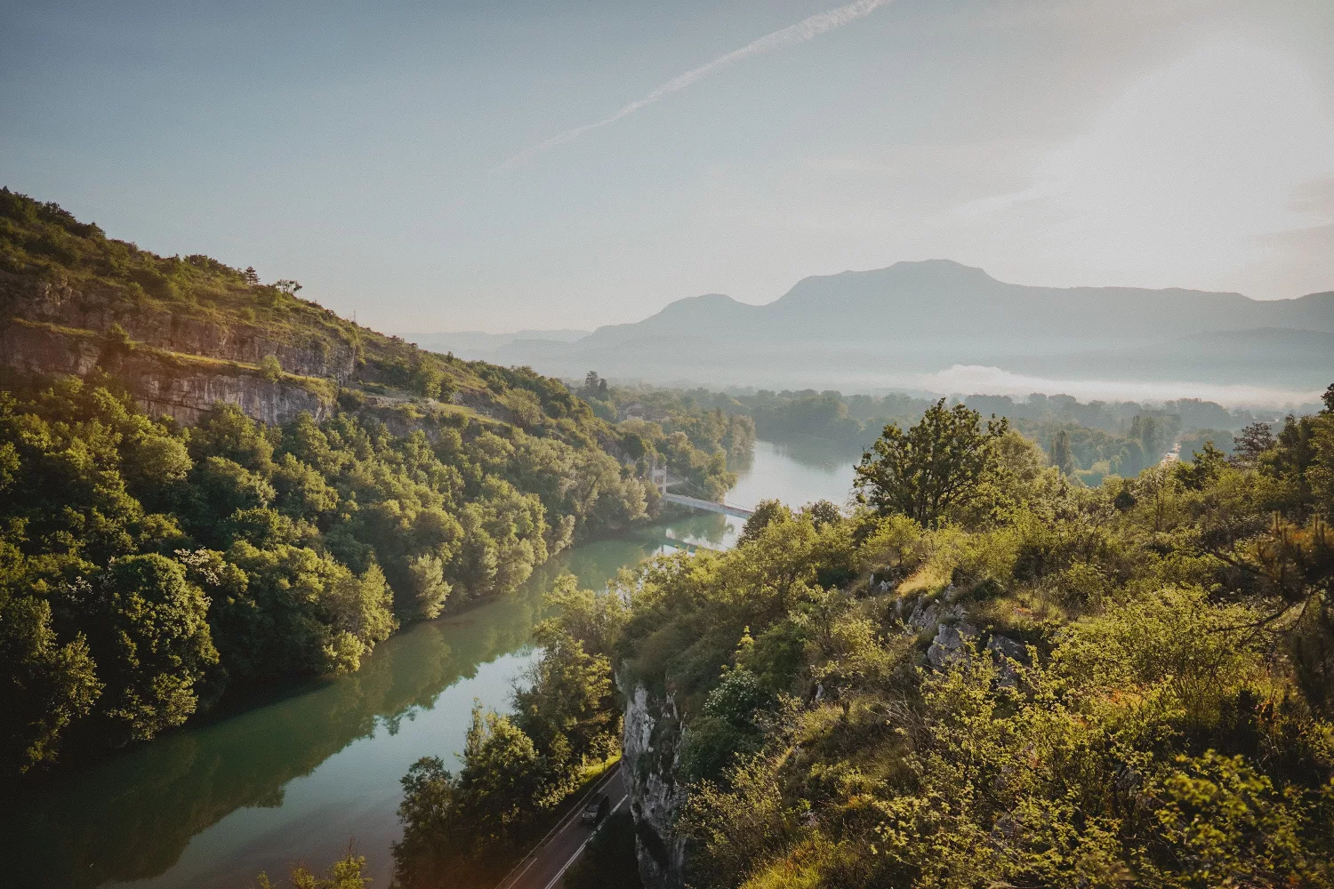 Randonnée à Yenne dans le département de la Savoie au lever du soleil, belvédère de Pierre Châtel.