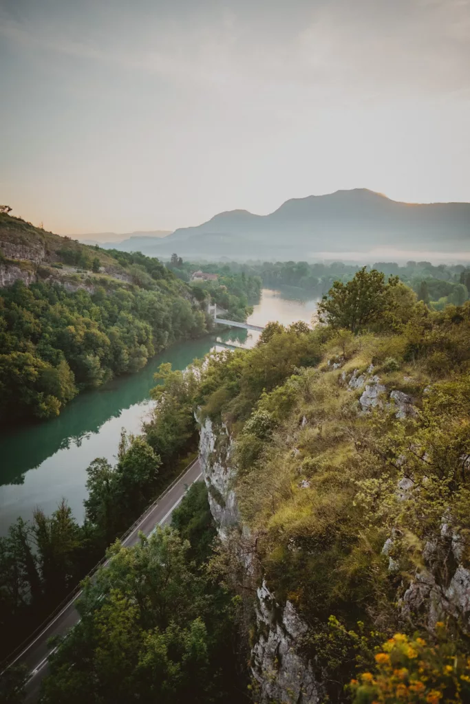 Belvédère donnant sur les gorges de Yenne en Savoie.