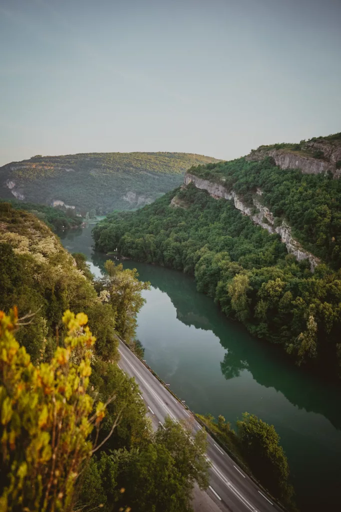 Belvédère donnant sur les gorges de Yenne en Savoie.