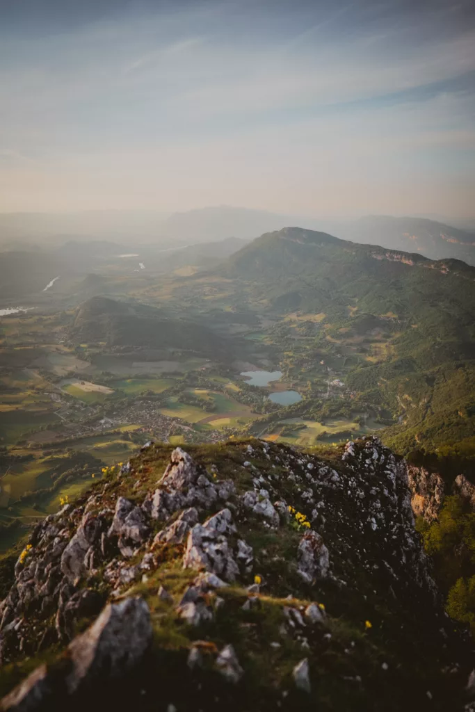 Paysage vu depuis la Dent du Chat en Savoie au coucher du Soleil, randonnée proche de Chambéry.