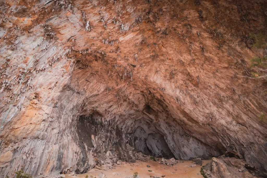 Les voies d'escalade de Millenium, une grotte impresionnante pour grimper en Sardaigne, Italie.