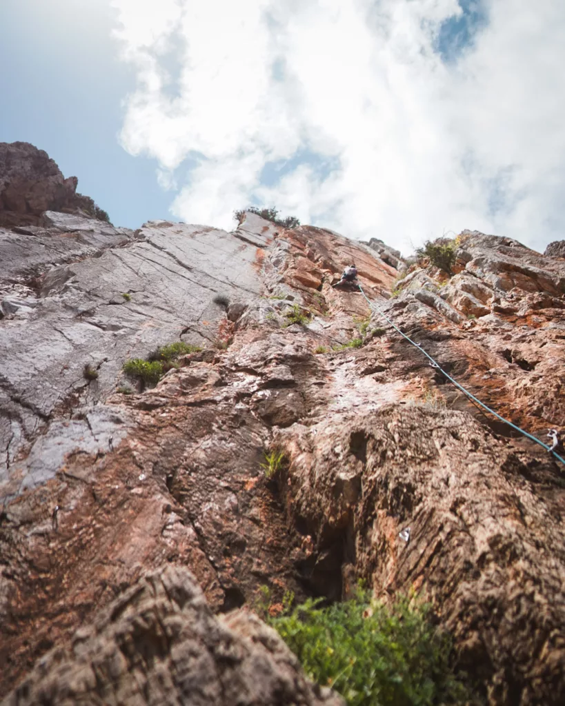 Voie d'escalade à  Castello dell’Iride en Sardaigne, Italie.