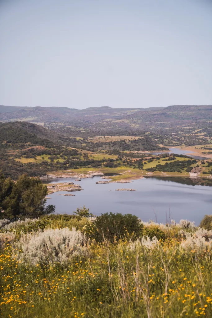 Vue sur le Lago del Temo depuis la falaise d'escalade de Monteleone Rocca Doria en Sardaigne.