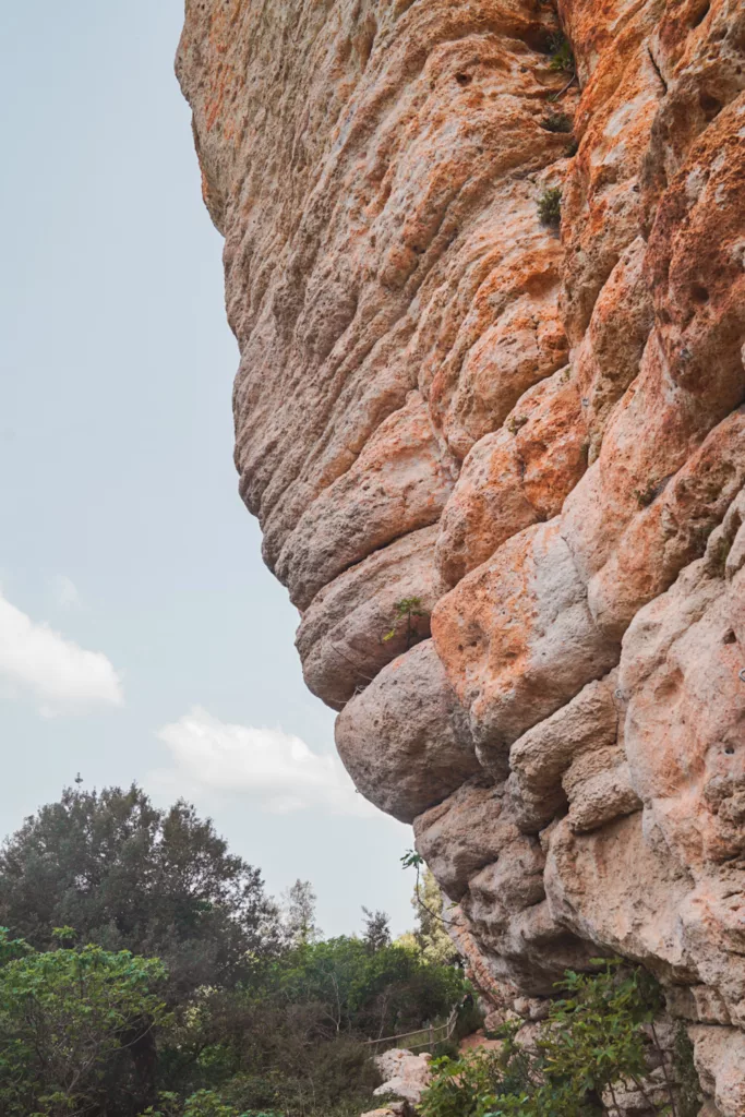 Falaise d'escalade déversante au secteur d'escalade de Monteleone Rocca Doria.