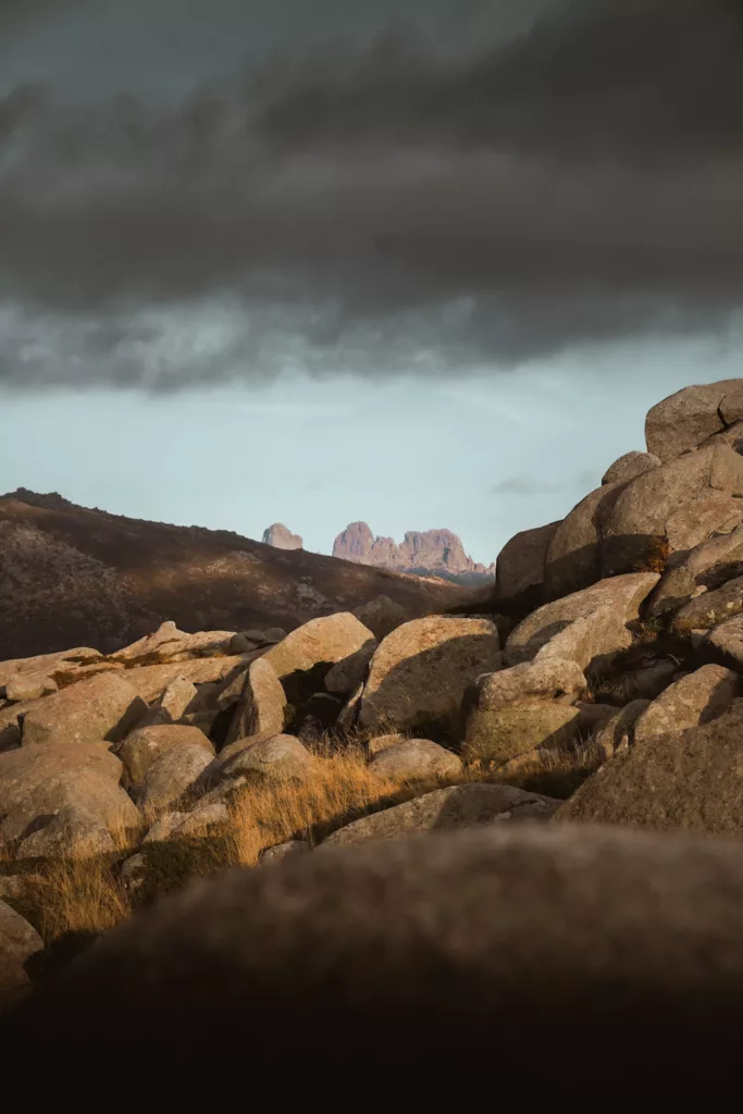 Les aiguilles de Bavella vues depuis les plateaux su Coscione (Cuscionu), randonnée au coucher du soleil en Corse du Sud.