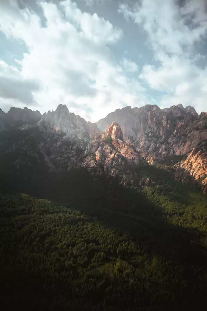 Escalade en grande voie en Corse, voie U Haddad vue sur les aiguilles de Bavella.