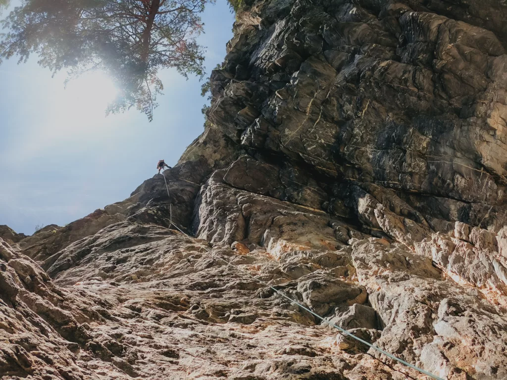 Baume de Plan Châtel en Savoie, escalade dans la vallée de la Maurienne, gros devers dans du Gneiss, guide d'escalade pour grimper en Savoie.