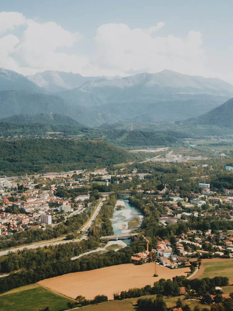 Vue depuis le fort de Comboire vers le sud de la vallée de Grenoble. Vue sur le Drac