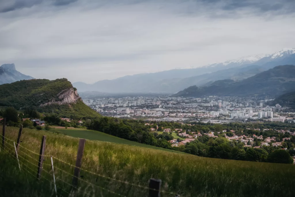 La ville de Grenoble dans un écrin de verdure.