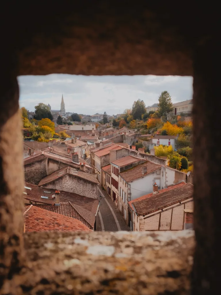 Vue de la Tour Saint-Jacques pendant la visite de la cité médiévale de Parthenay, symbole des anciennes fortifications dominant le Thouet.
