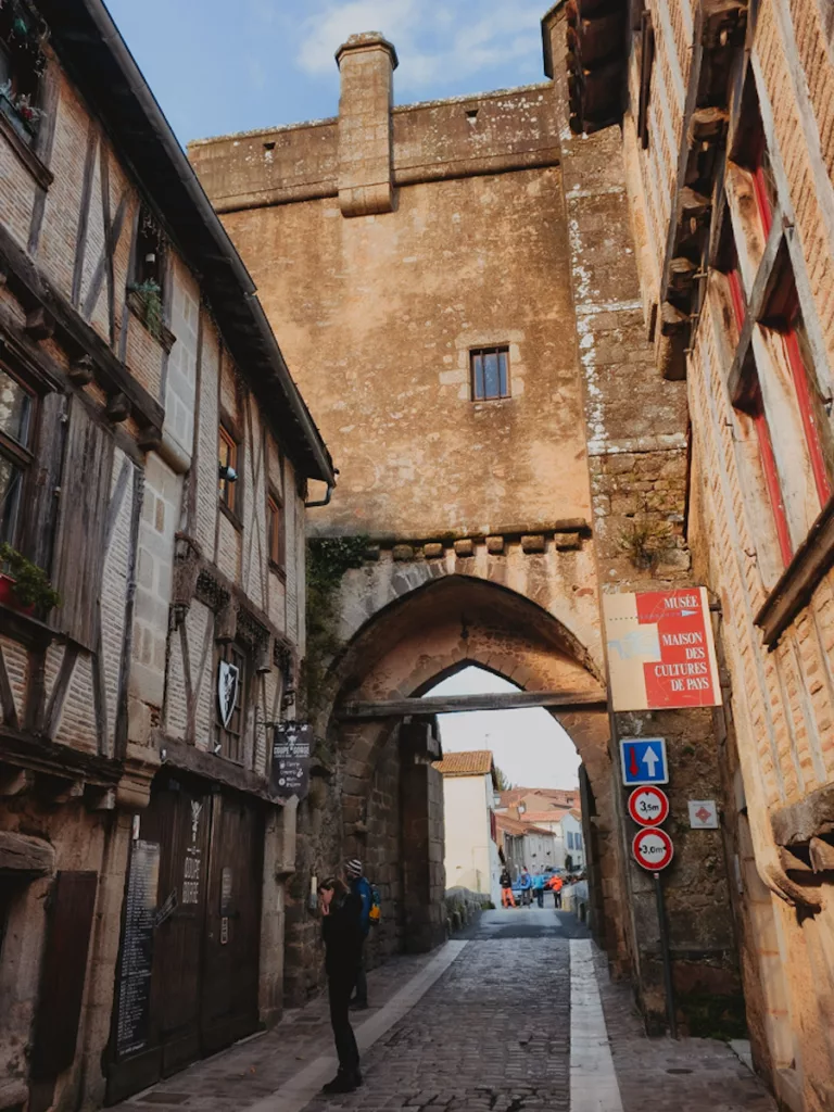 Vue pittoresque de la rue de la Vau Saint-Jacques lors d’une visite de la cité médiévale de Parthenay, avec ses maisons à pans de bois et son ambiance d’époque.