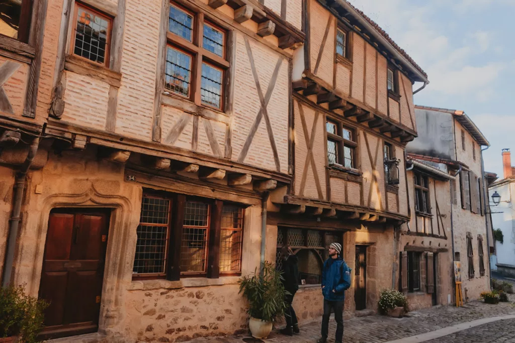 Maisons à pans de bois typiques de la cité médiévale de Parthenay, photographiées lors d’une visite du centre historique, témoignant du charme et de l’architecture ancienne de la ville.