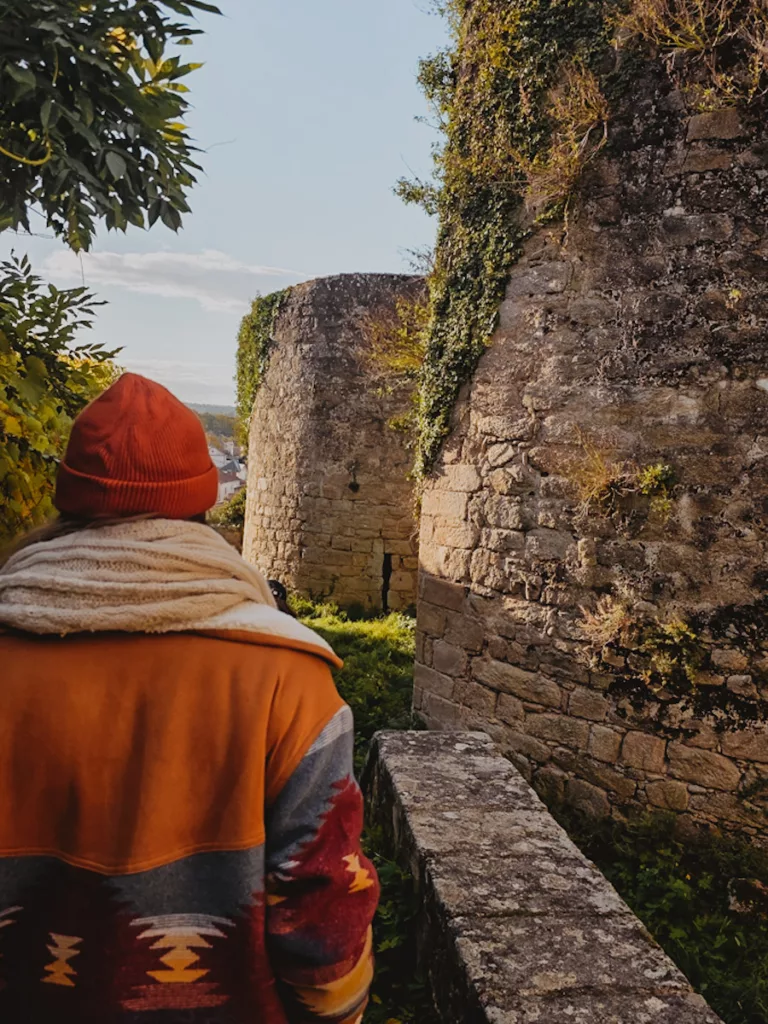 Chemin médiéval situé entre les remparts de la cité de Parthenay, photographié lors d’une visite, avec les murs de pierre anciennes