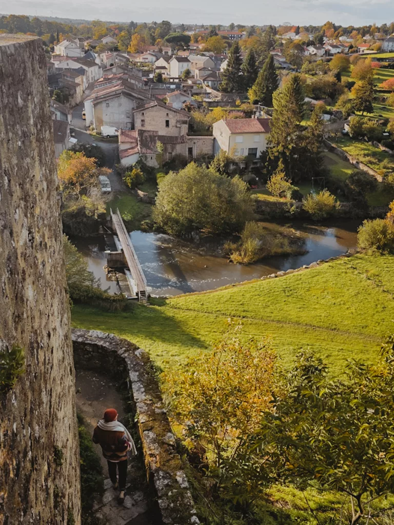 Chemin médiéval situé entre les remparts de la cité de Parthenay, photographié lors d’une visite, avec les murs de pierre anciennes