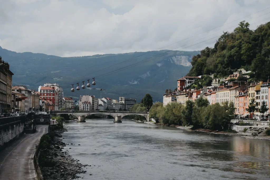 Centre-ville de Grenoble, les berges de l'Isère et le téléphérique de la Bastille.
