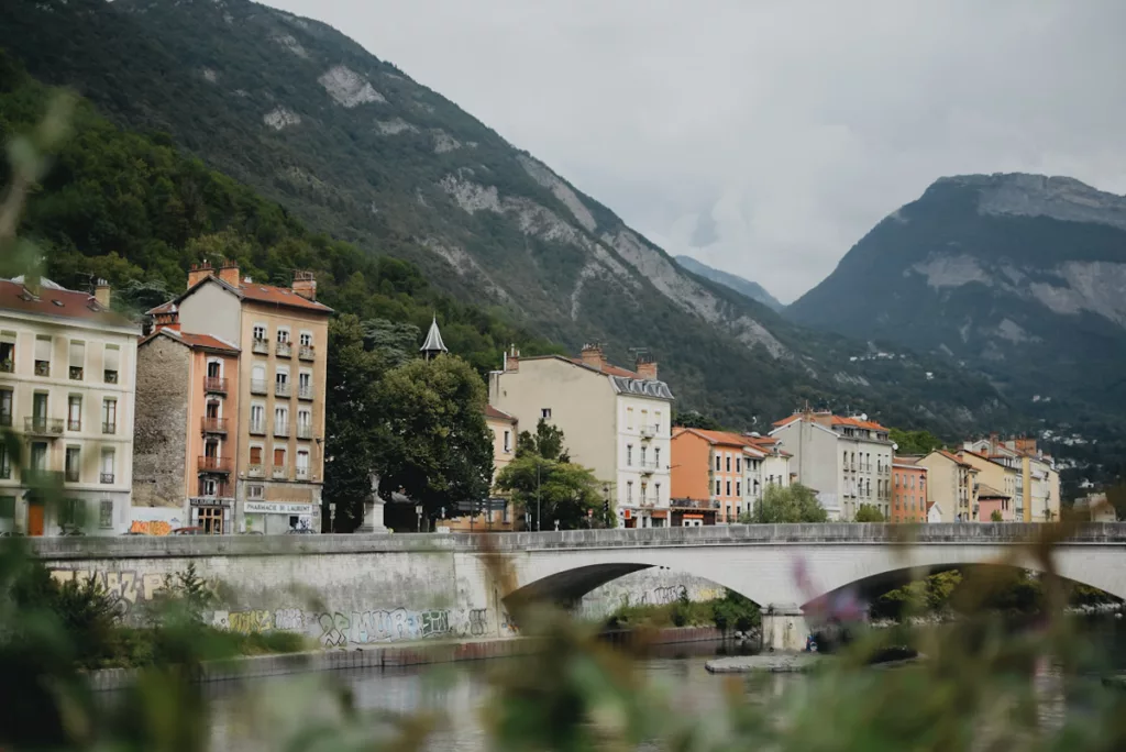 Berges de l'Isère dans le centre-ville de Grenoble.