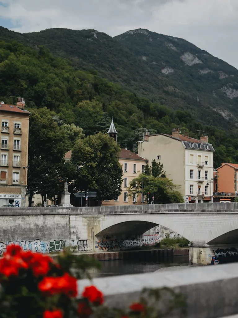 Les quais de l'Isère à Grenoble, visite de la ville de Grenoble.
