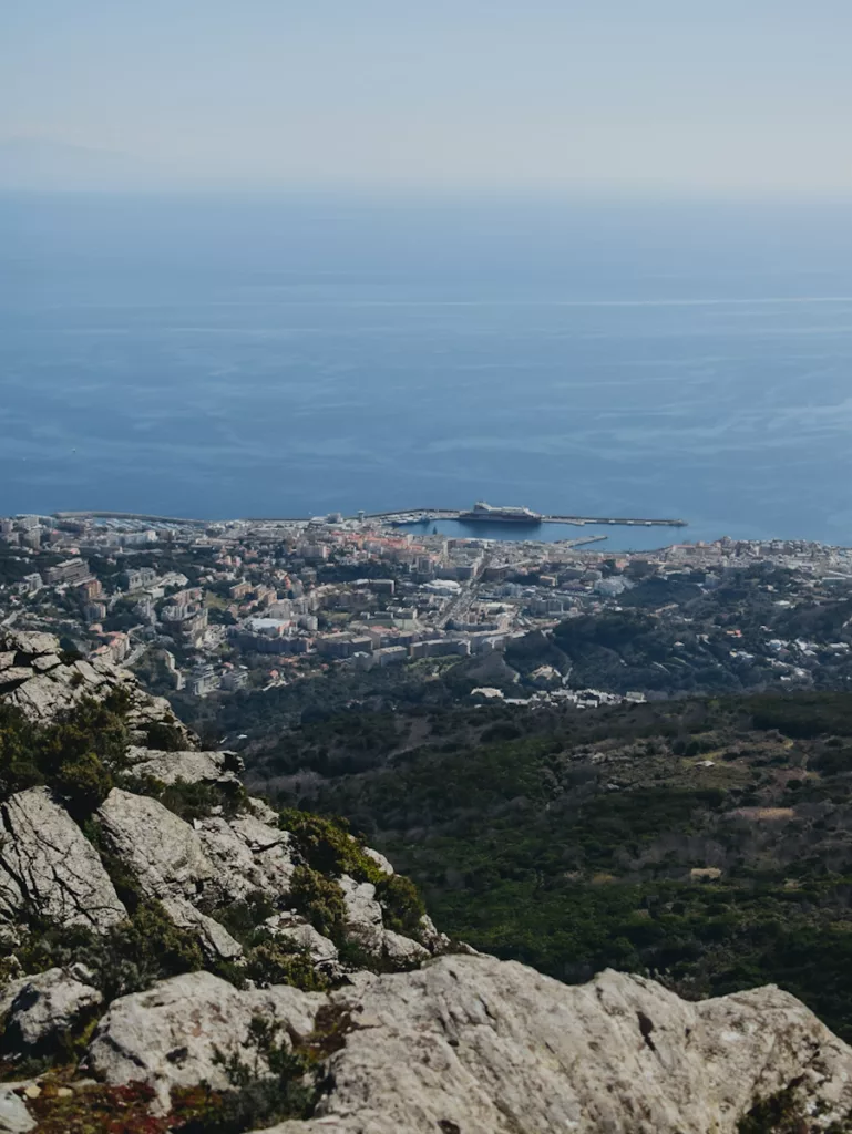 Vue sur Bastia depuis les crêtes du Pigno, randonnée hors des sentiers battus depuis Patrimonio dans le Cap Corse.