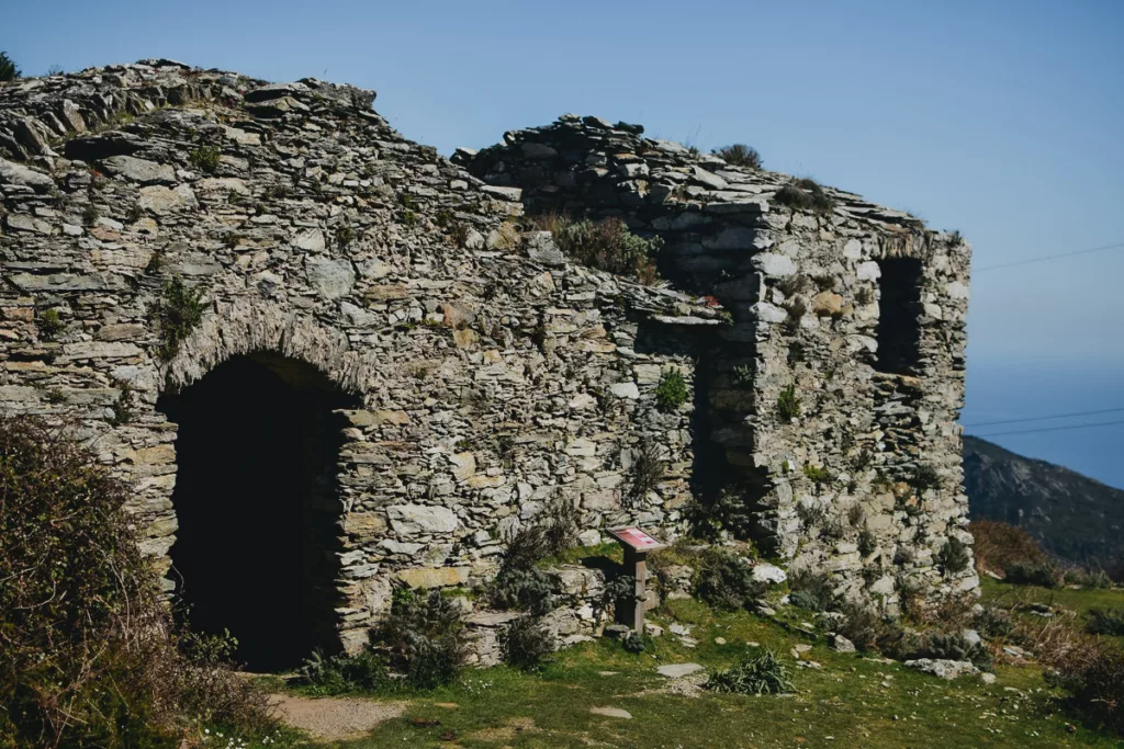 Anciennes bergeries Corse au Monte Muzzone (montagne du Pigno) proche de Bastia