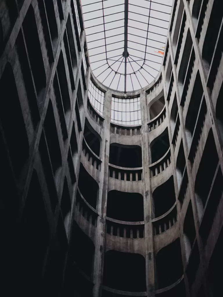 Garage hélicoïdal de Grenoble, curiosité architecturale de la ville de Grenoble en Isère. Recommandations pour visiter Grenoble.