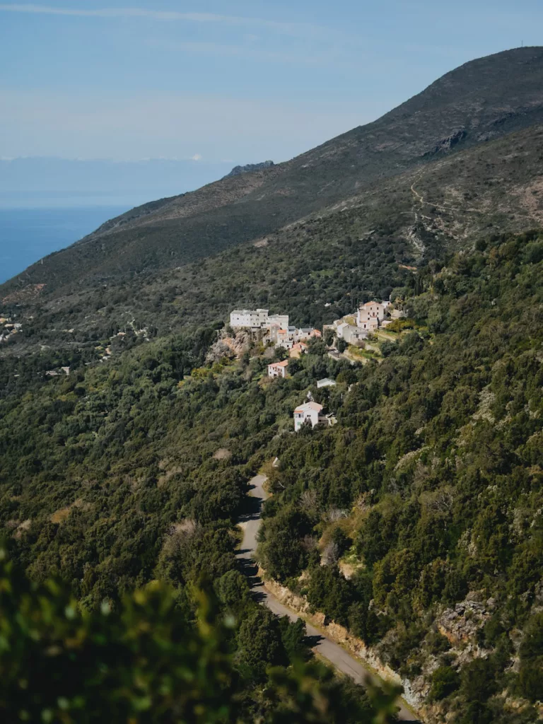 Le village de Farinole sur la côte ouest du cap Corse vu depuis le sentier de randonnée des crêtes du Pigno.