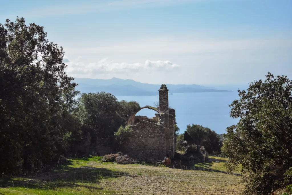 Couvent de Marianda à Farinole dans le Cap Corse, idée de randonnée au départ de Patrimonio sur les crêtes du Pigno.